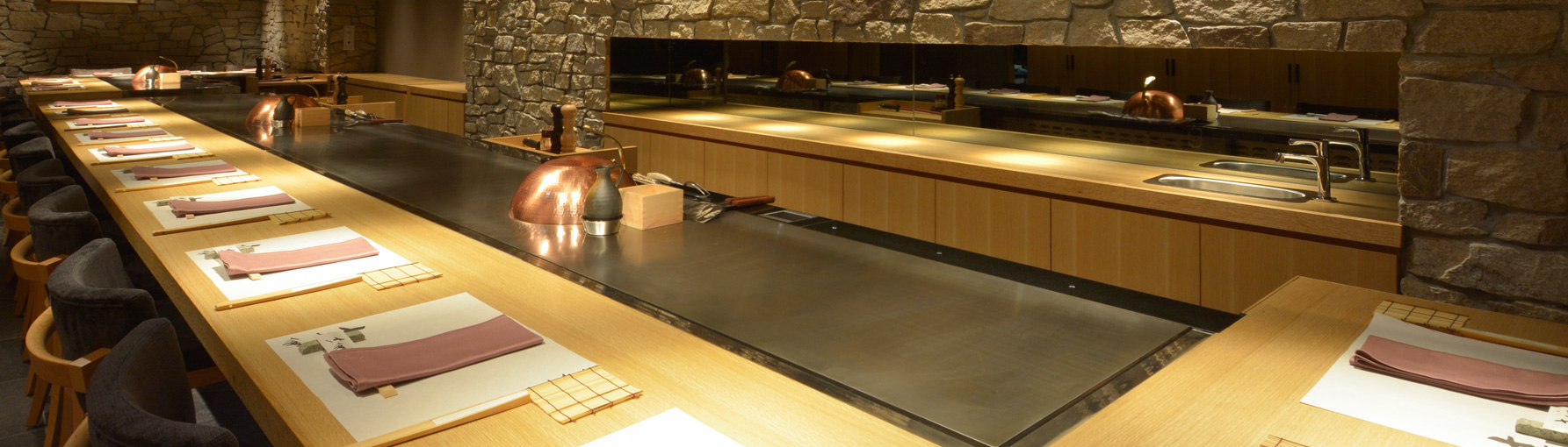 日本最長６m１５cmの鉄板で最上級の食材を焼き上げます